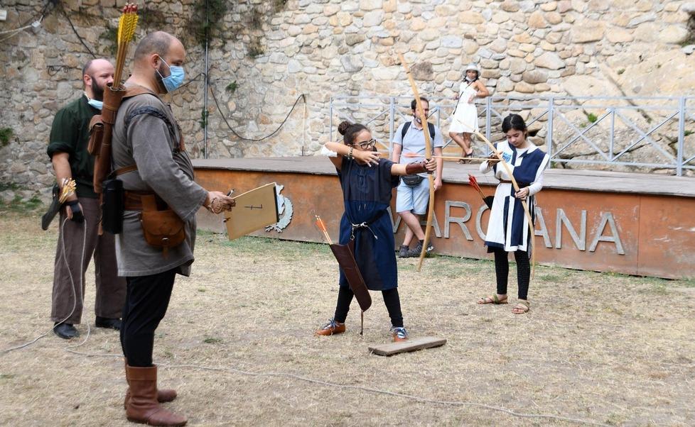 Arcieri, messeri e dame Nel borgo la magia dell’arco medievale