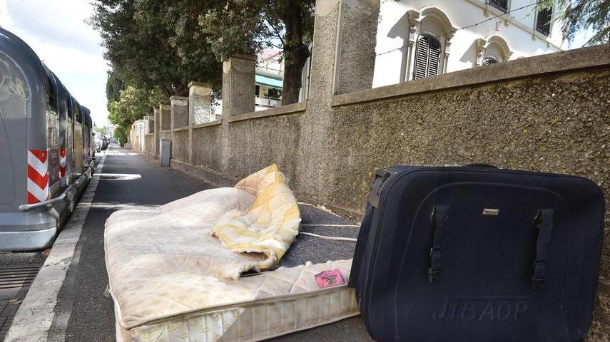Rifiuti ingombranti «Aspetto da giorni» Poi la spiegazione