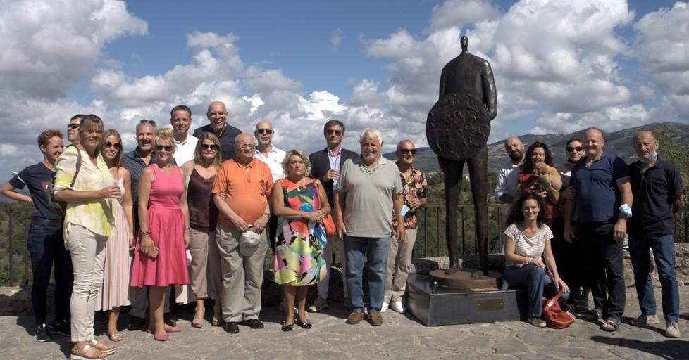 Il guerriero bronzeo “difende” la piazza del Castello di Cana 