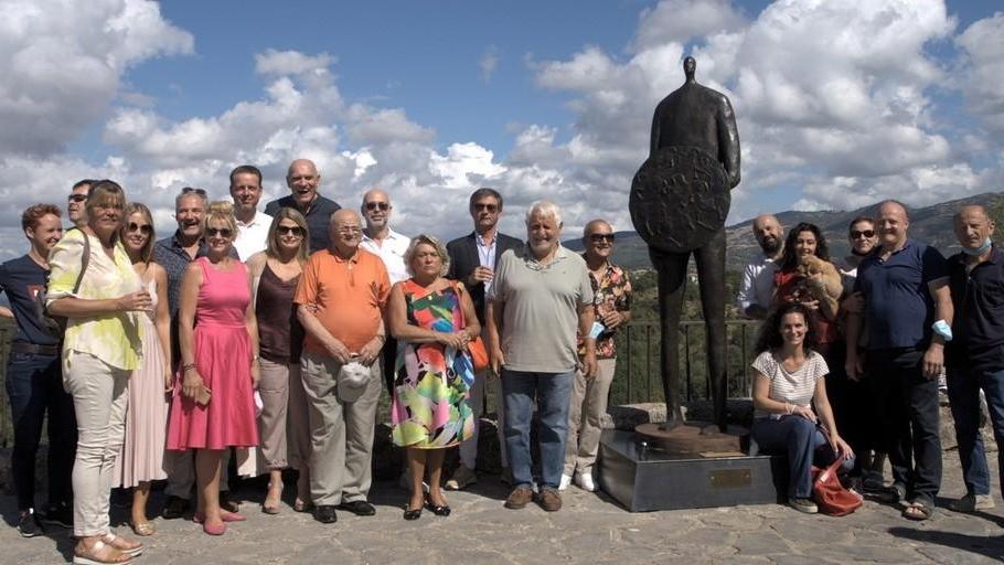 Il guerriero bronzeo “difende” la piazza del Castello di Cana