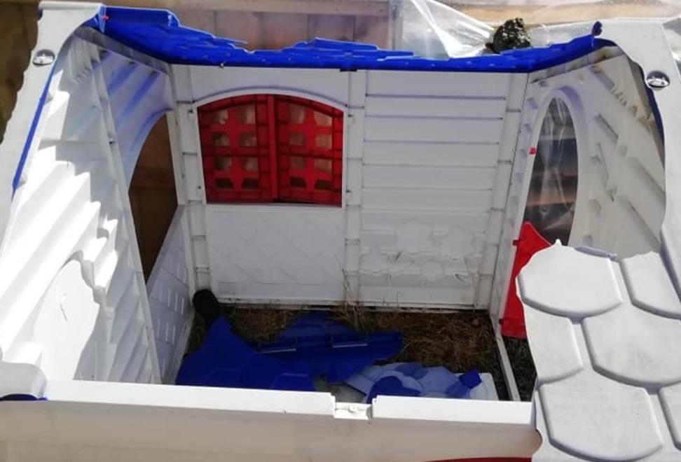 Torbecchia, distrutta la casa dei giochi per bambini nel parco