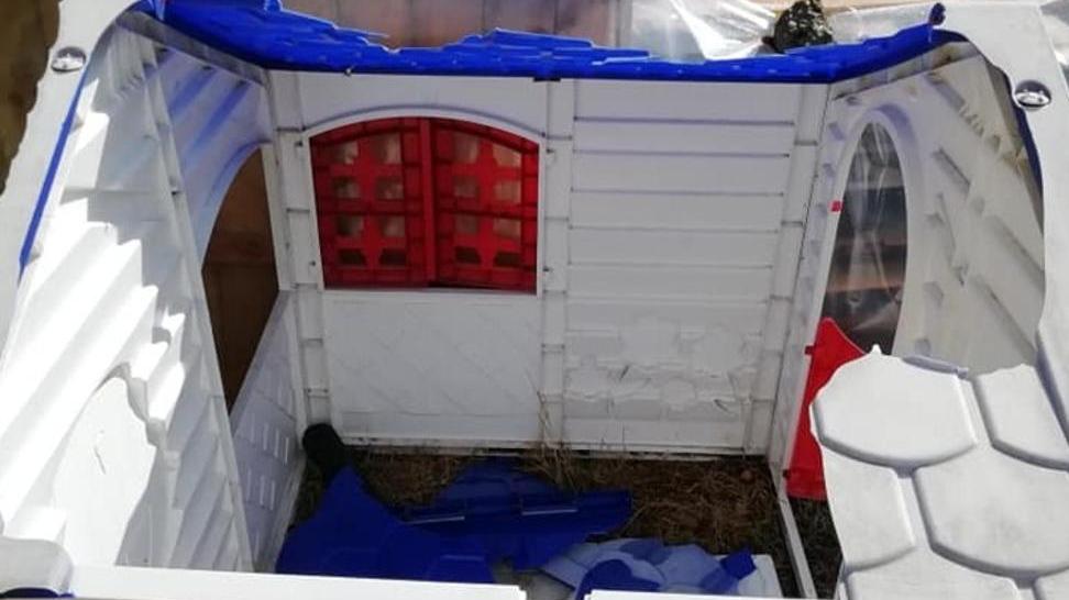 Torbecchia, distrutta la casa dei giochi per bambini nel parco
