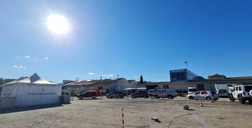 Già tre classi in quarantena Tutti in coda al drive through 
