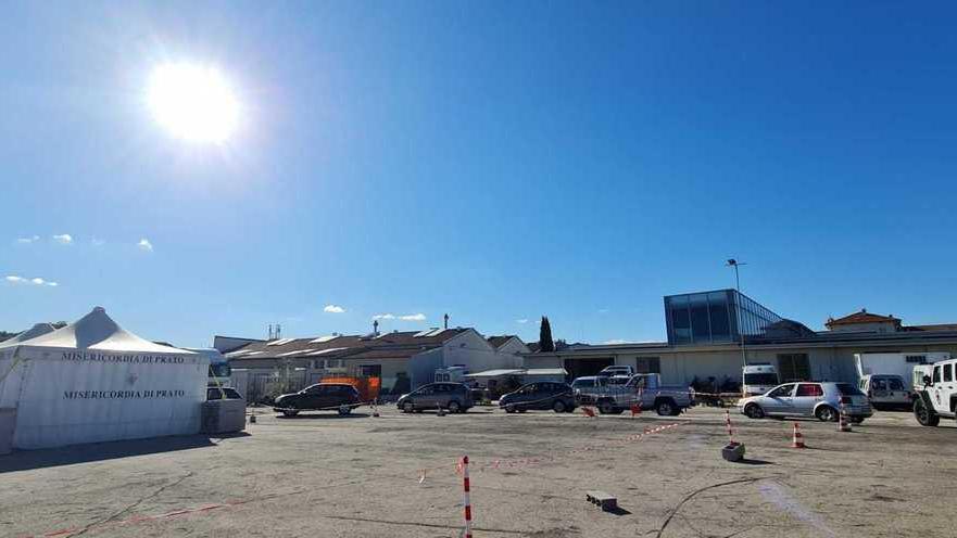 Già tre classi in quarantena Tutti in coda al drive through