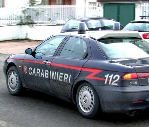 Viola il divieto e si presenta al bar della ex 