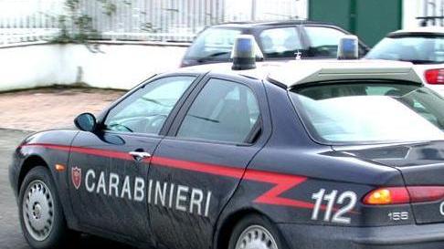 Viola il divieto e si presenta al bar della ex