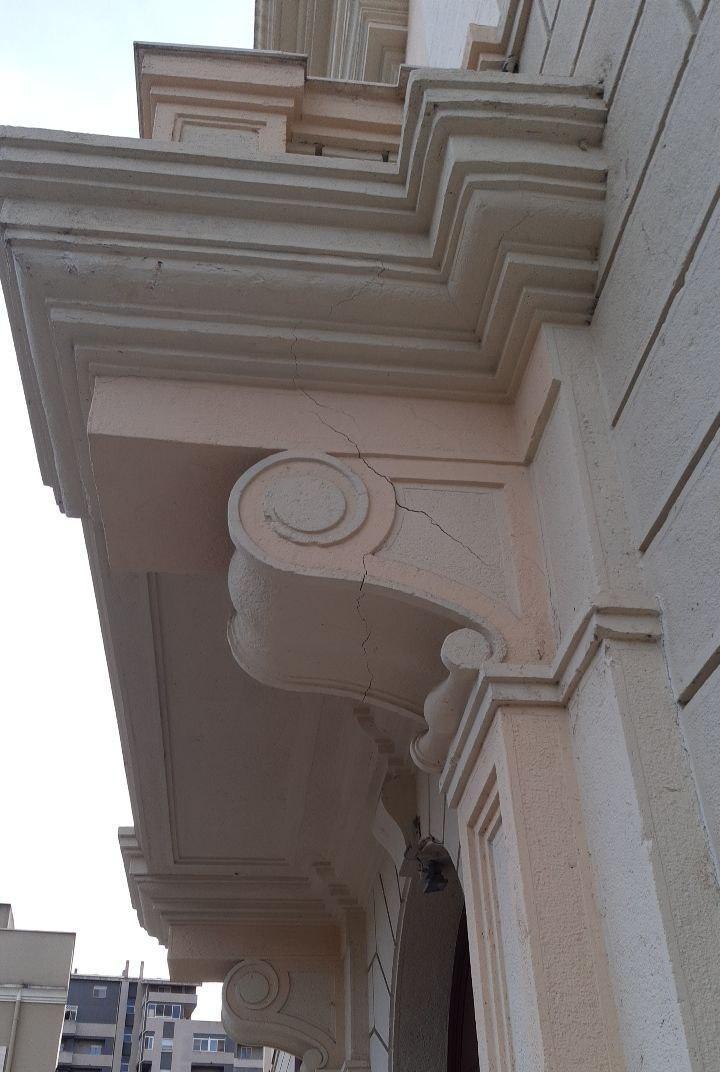 Nuovi problemi della facciata alla Media di piazza Manno