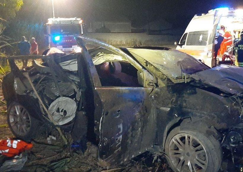 Auto fuori strada sulla provinciale 9, vettura distrutta