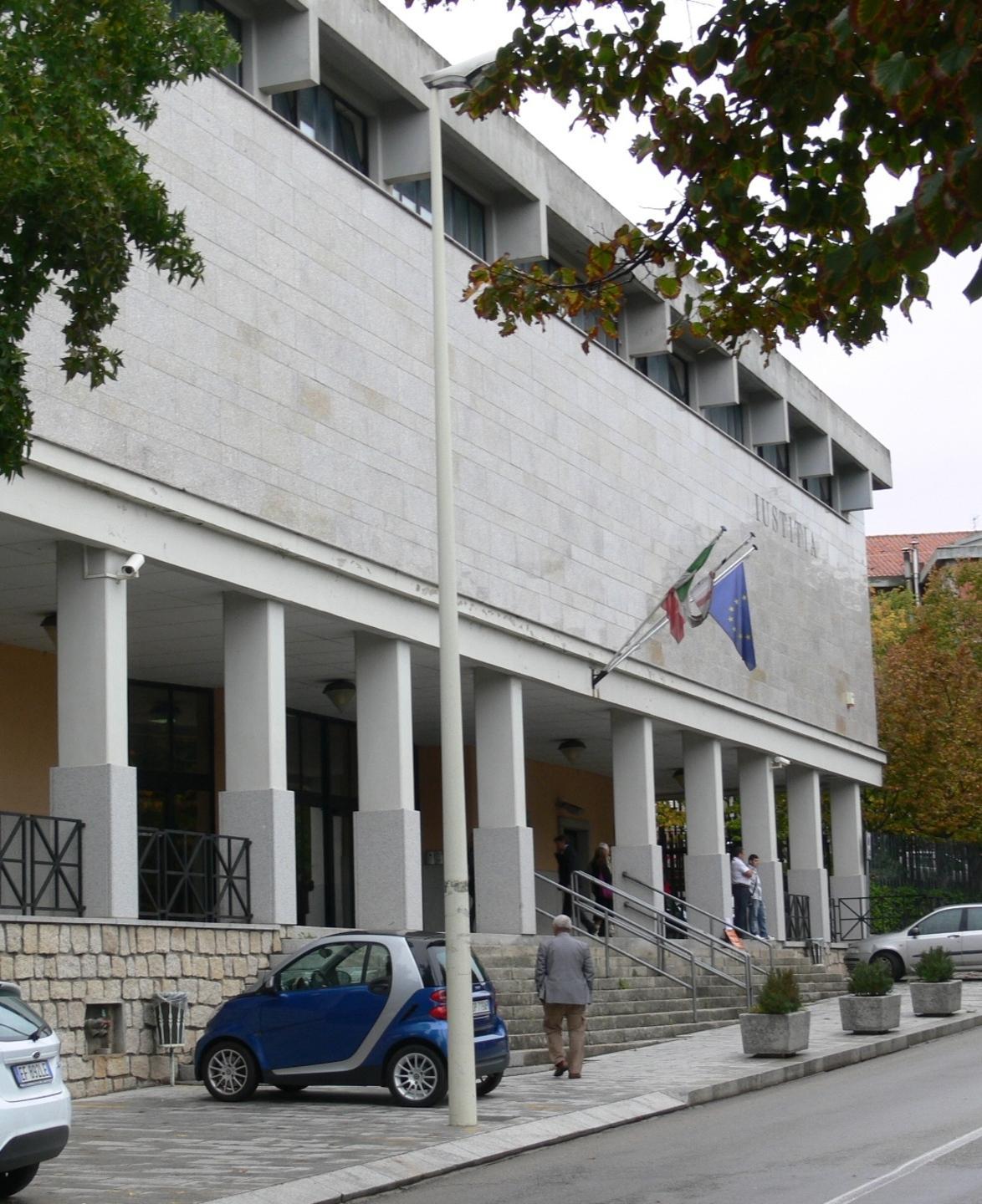 Minaccia la sua ex con una spranga: olbiese a processo 