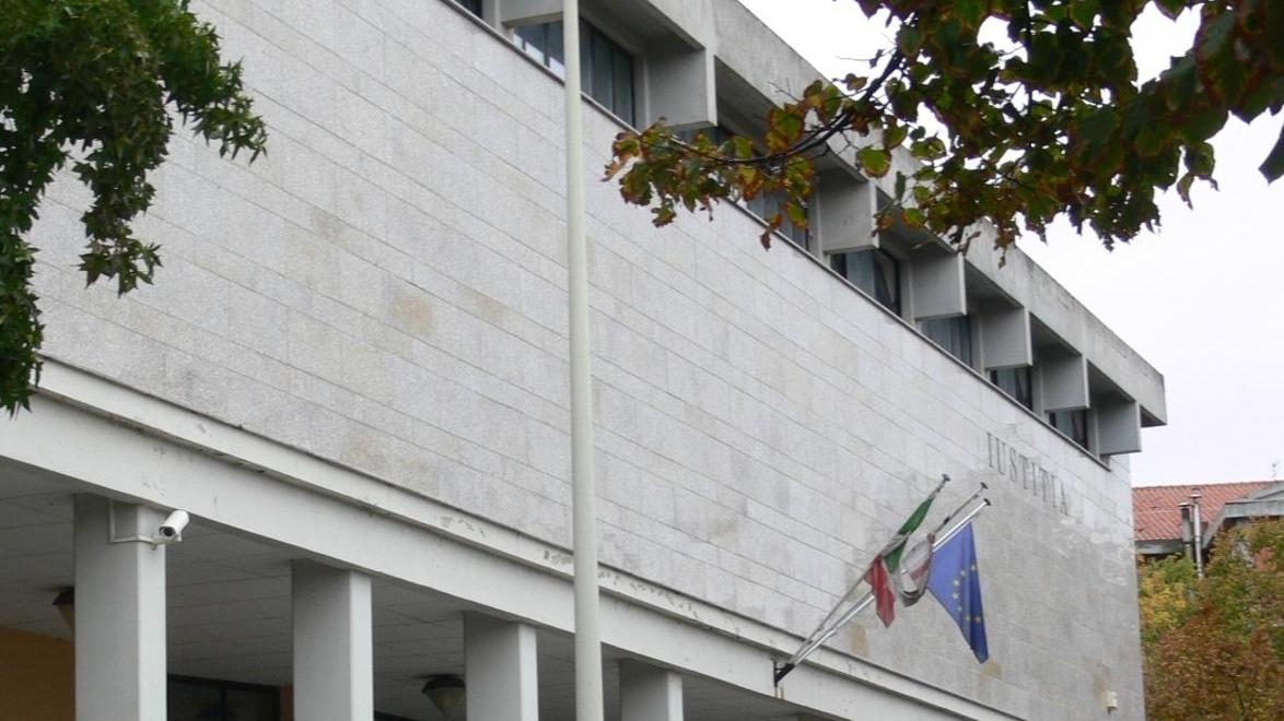 Minaccia la sua ex con una spranga: olbiese a processo