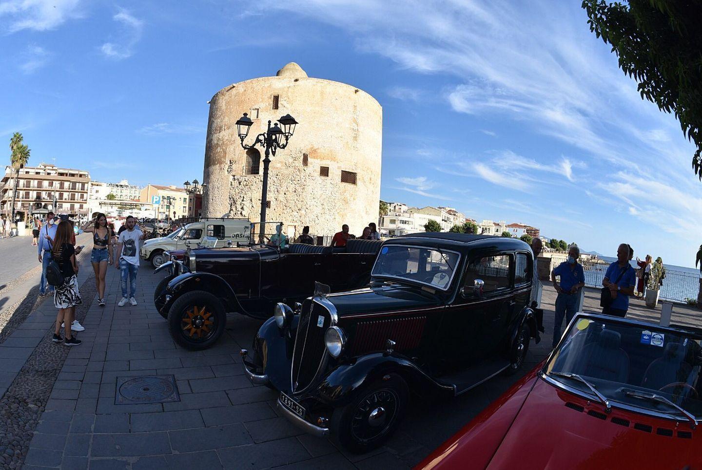 Auto d’epoca in passerella fino a Bosa 