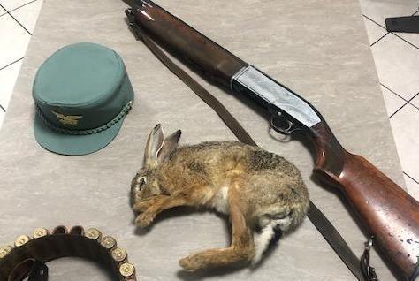 Sequestrate le armi a un cacciatore 