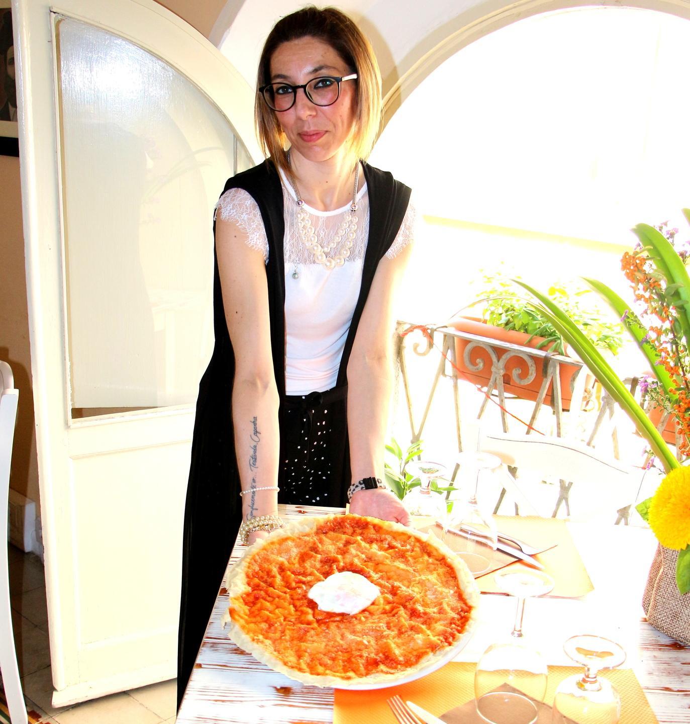 Pane frattau: sugo, uovo e resilienza 