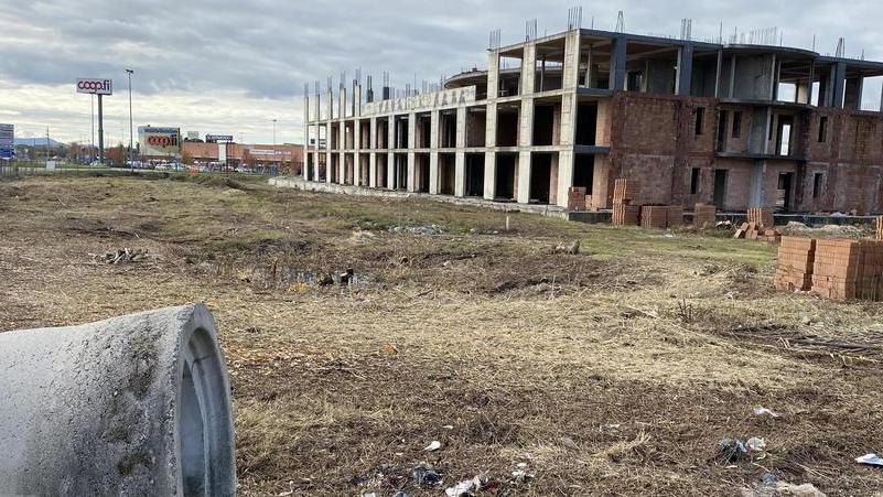 L’ecomostro di viale Europa a Pontedera destinato a diventare una nuova scuola