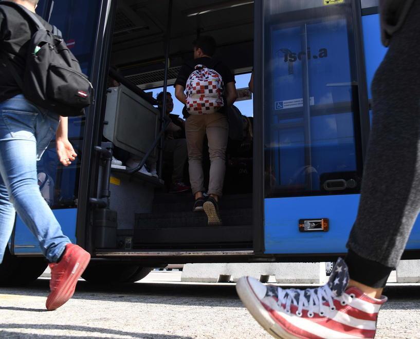 Studenti su un autobus fermo a Pontedera