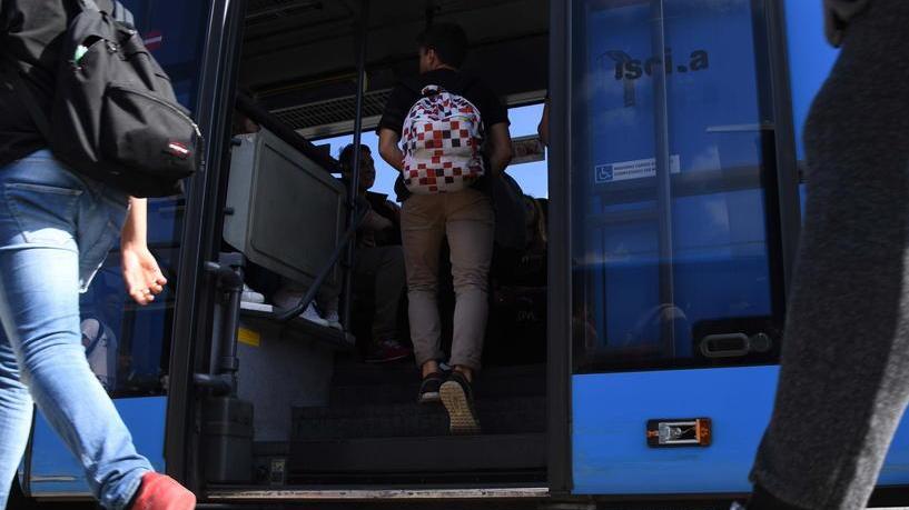 Studenti su un autobus fermo a Pontedera