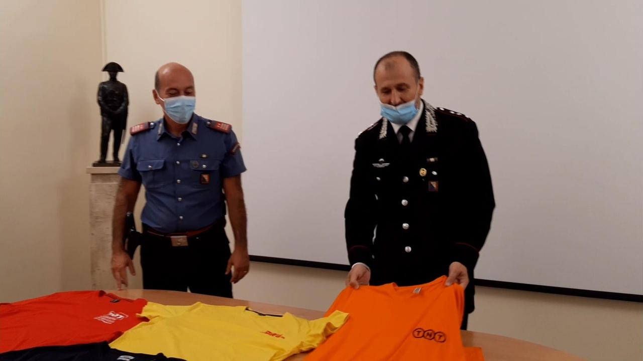 Le magliette sequestrate al falso corriere