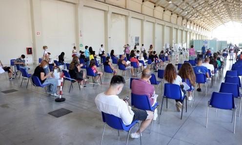 Attesa per il vaccino alla Cattedrale ex Breda di via Pertini (FOTO NUCCI)