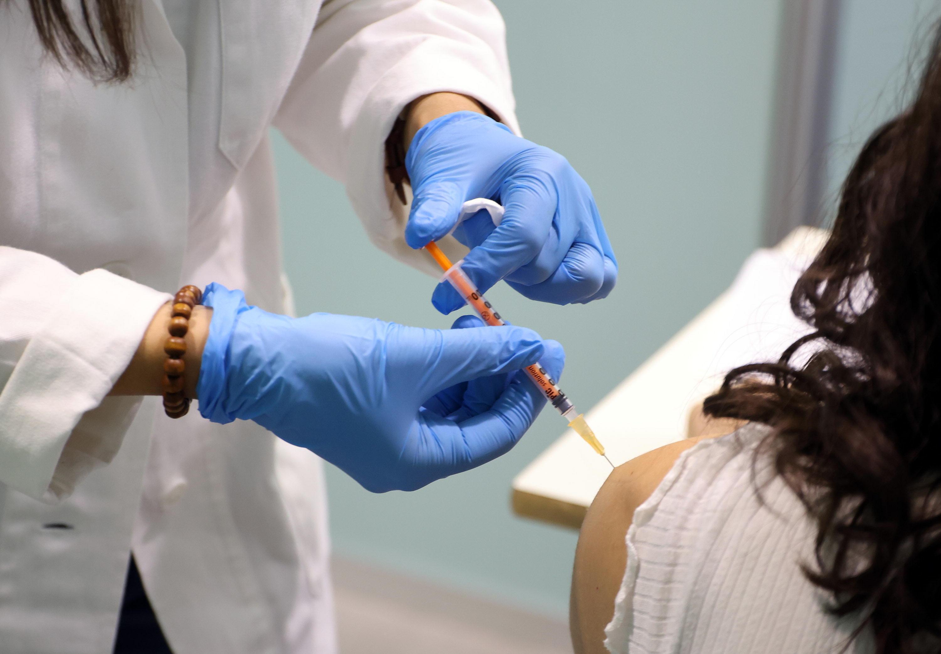 Un momento della vaccinazione