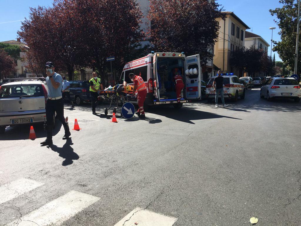 La donna investita sulle strisce viene caricata in ambulanza per essere trasportata al pronto soccorso (Foto AgenziaBF)
