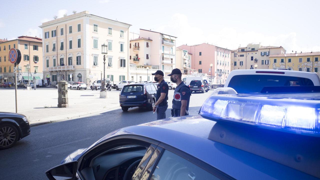 Due agenti della polizia di Stato (foto Daniele Stefanini/Silvi)