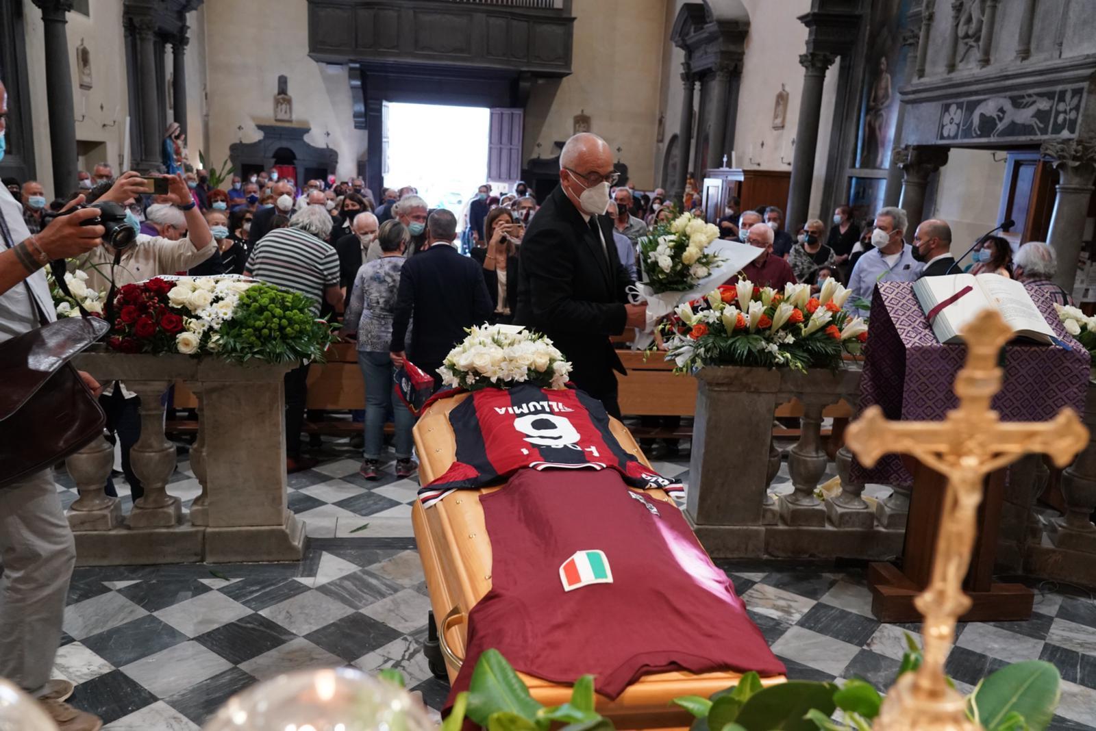 Un momento del funerale a Santa Maria a Monte di Romano Fogli, morto all'età di 83 anni (foto Franco Silvi)