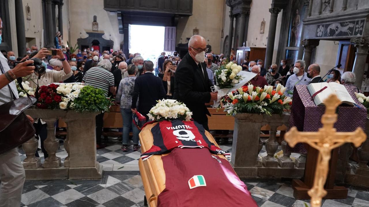 Un momento del funerale a Santa Maria a Monte di Romano Fogli, morto all'età di 83 anni (foto Franco Silvi)