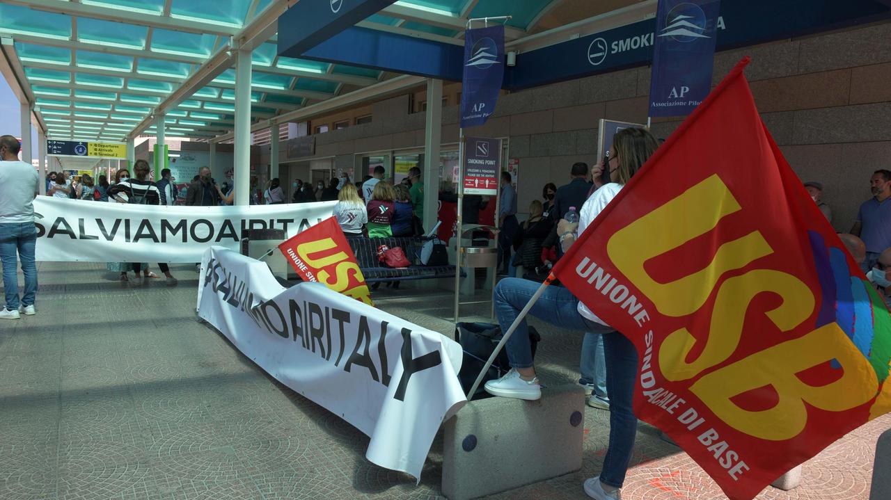 Una manifestazione dei lavoratori Air Italy