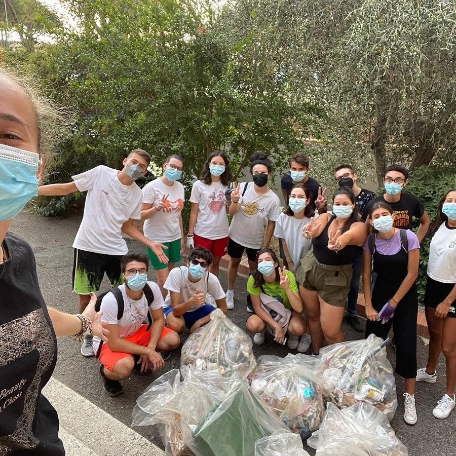 Gli spazzini volntari con i sacchi di rifiuti raccolti in giro per la città