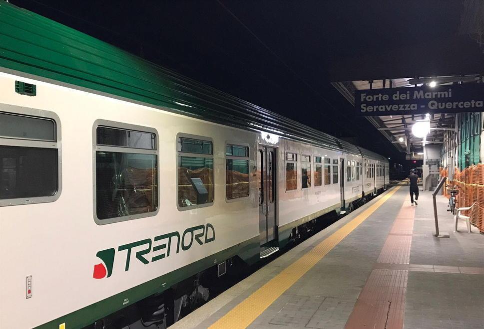 Fumo e fiamme da un treno fermo alla stazione