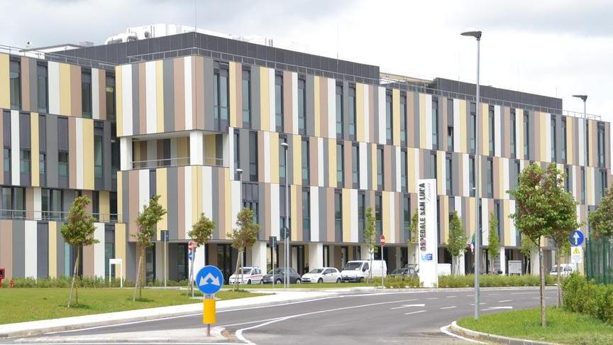 Per ore attende di essere visitata al pronto soccorso
