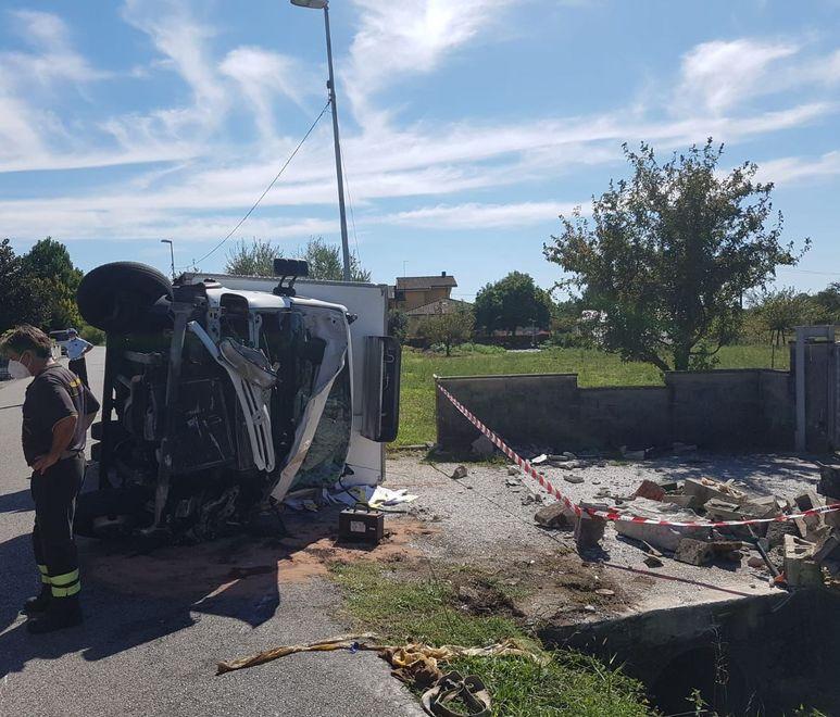 Camion sbanda e si mette su un fianco andando a colpire le colonnine del gas 