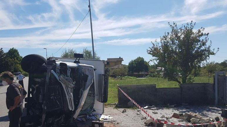 Camion sbanda e si mette su un fianco andando a colpire le colonnine del gas