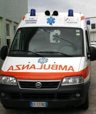 Operaio ferito in strada mentre ripara un camion 