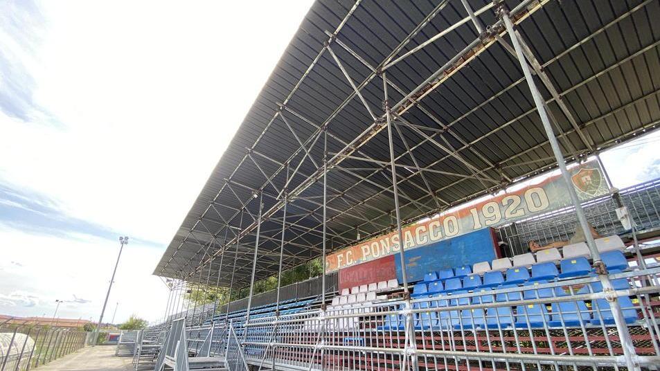 Il Comune chiude la tribuna «Inagibile, presto quella nuova»