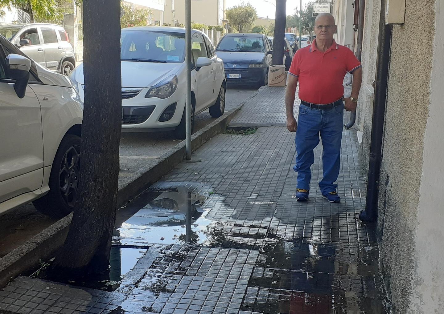 Rottura della condotta idrica, operai al lavoro