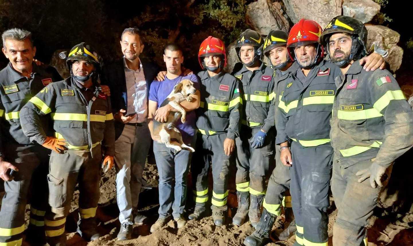 Beagle incastrata sotto una roccia, la salvano i vigili del fuoco