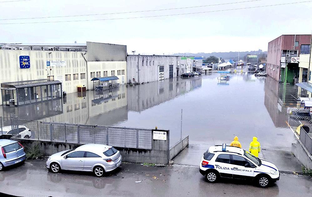 Piazzale maledetto: piove e finisce sott’acqua 