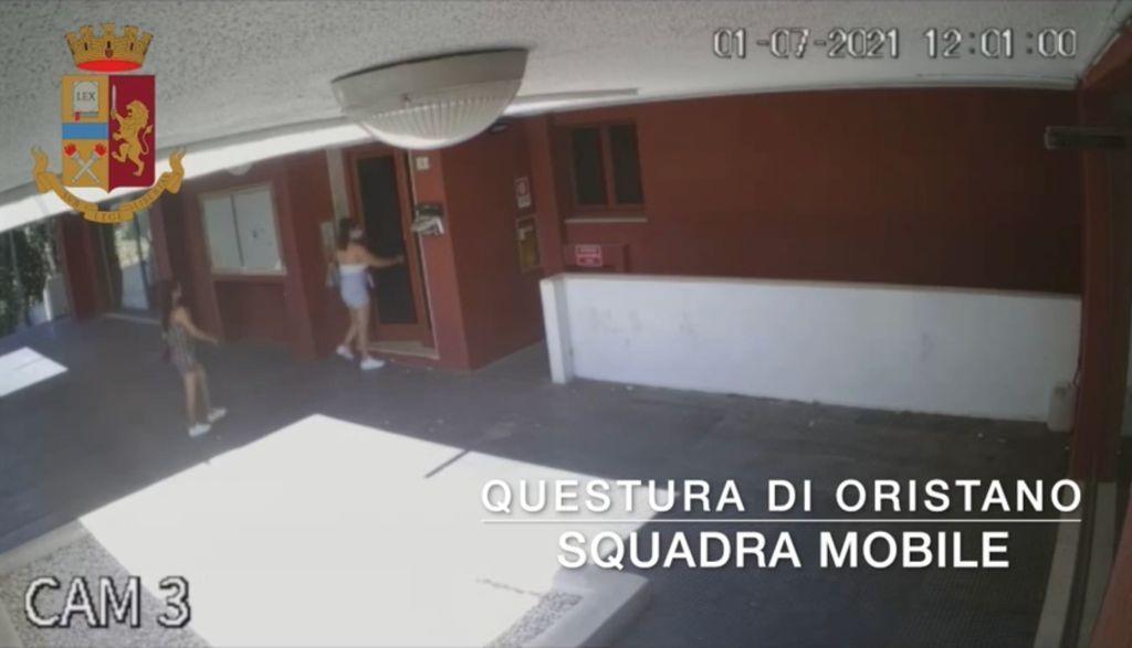 Ladra in trasferta a Oristano, individuata dalla polizia assieme alla complice