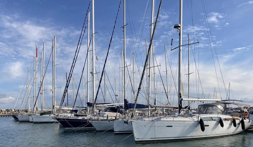 Uno scorcio di una parte della darsena del porto di Cecina