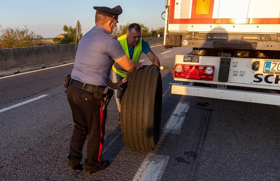 Ostellato. Salta un coprigiunto sul ponte della Super. Danni ad auto e camion 