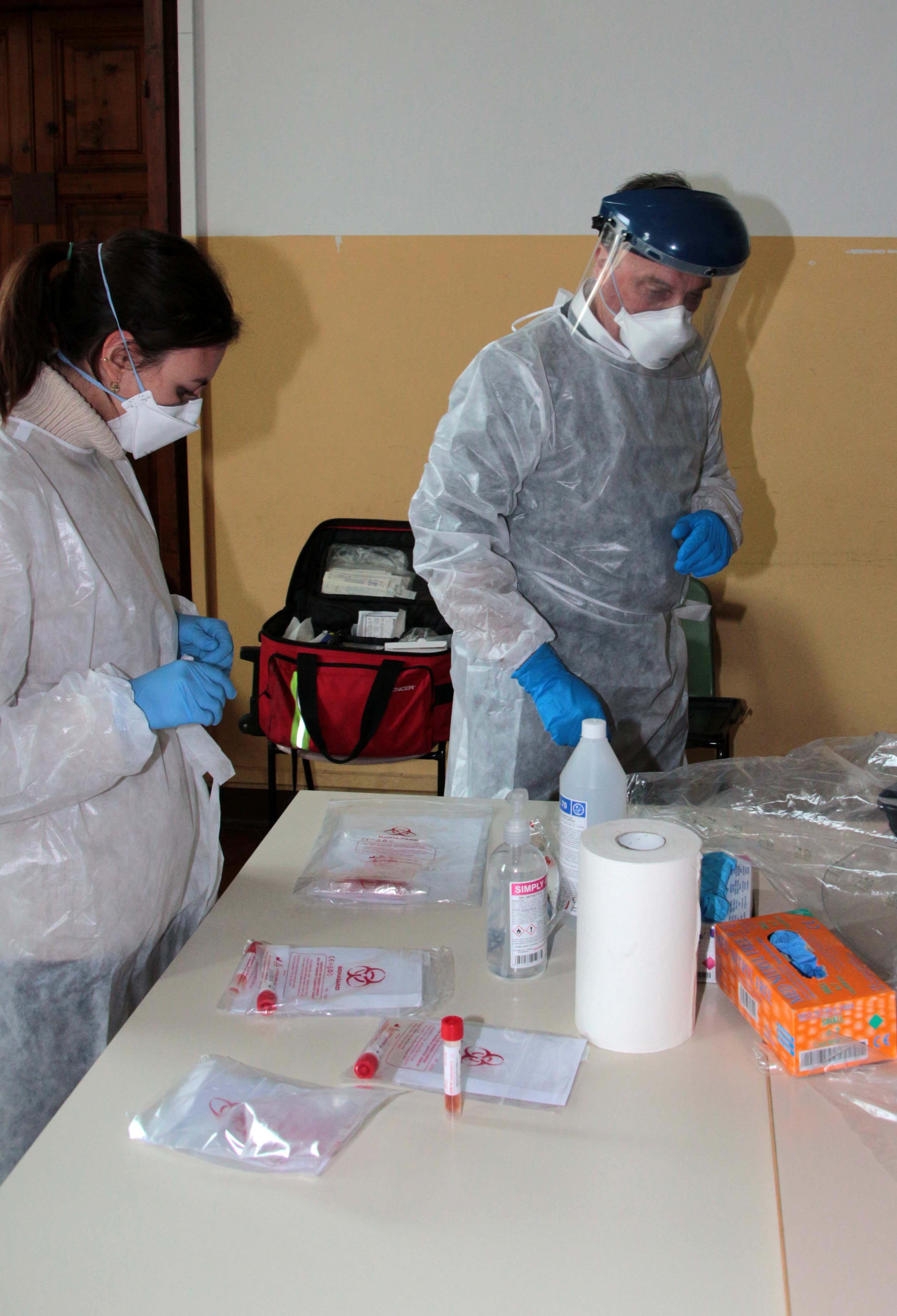 Tamponi in una scuola di Viareggio