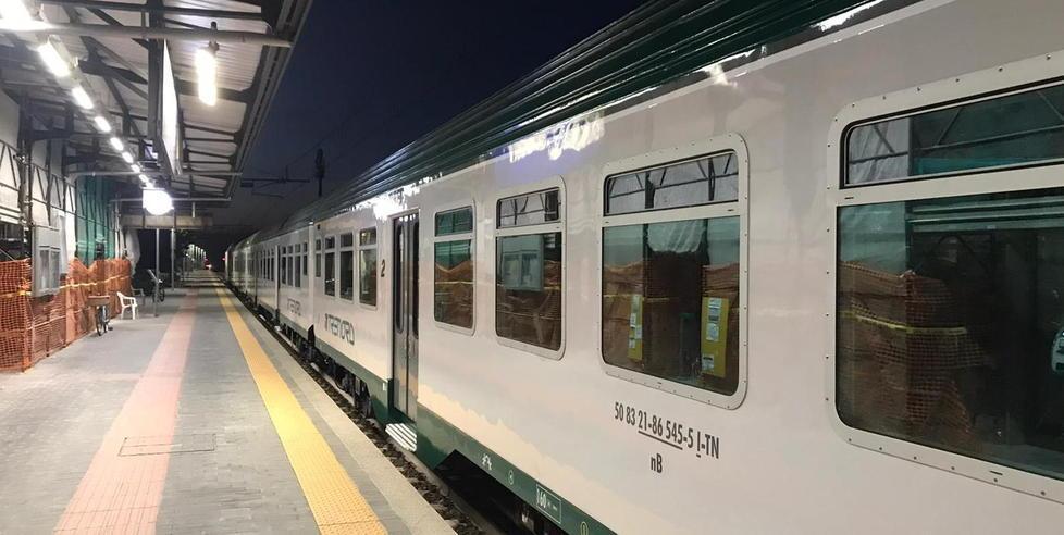 Fiamme da un treno alla stazione di Forte dei Marmi, i familiari della strage: «Dopo 12 anni la sicurezza è un estintore» 