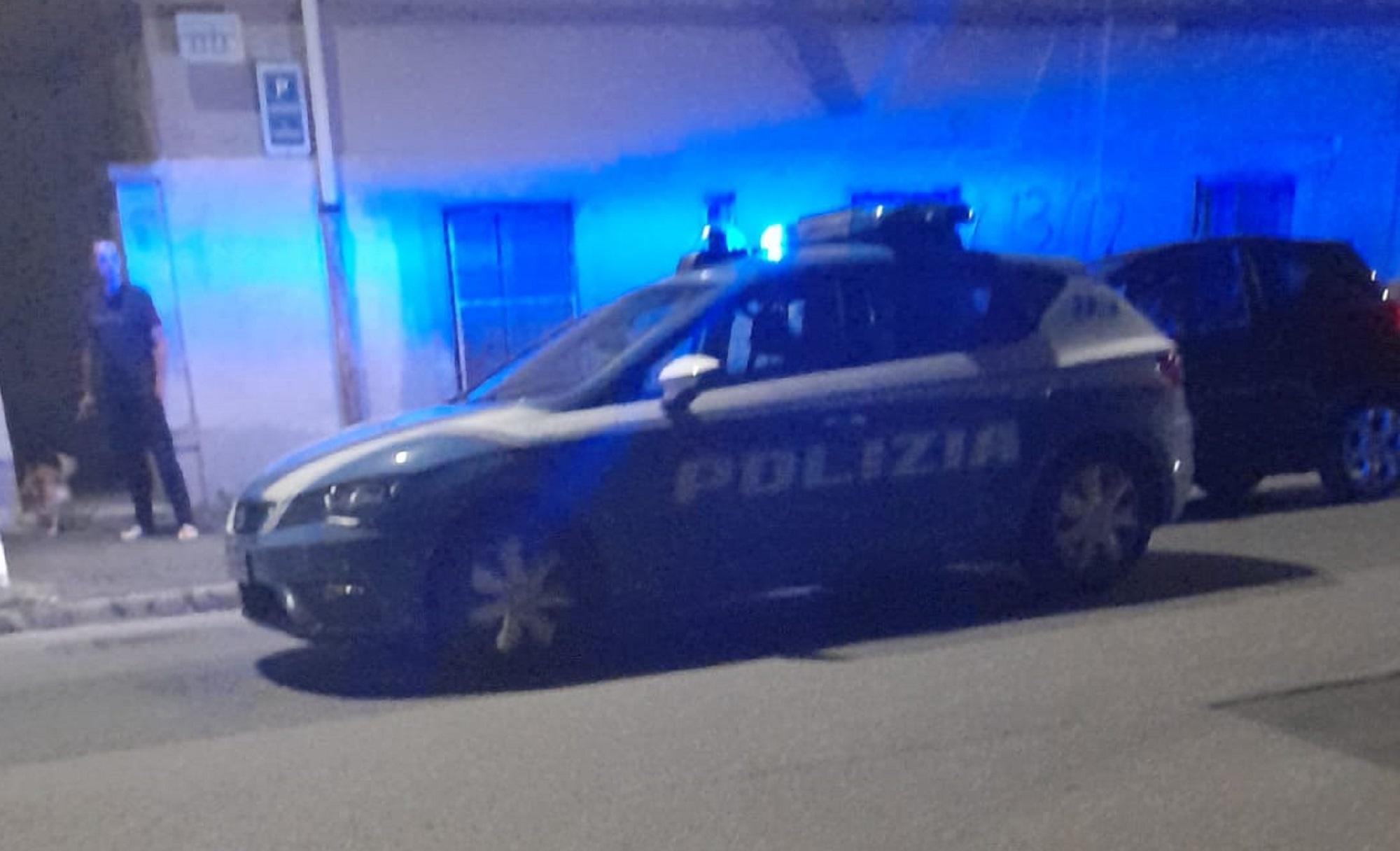 Una volante della polizia alla Guglia