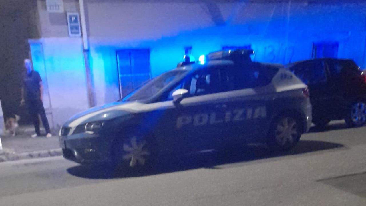 Una volante della polizia alla Guglia