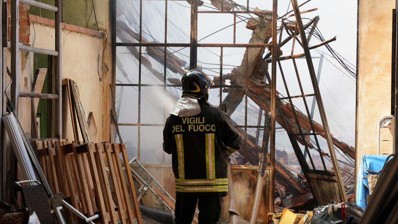 Un vigile del fuoco nella tappezzeria (foto Franco Silvi)