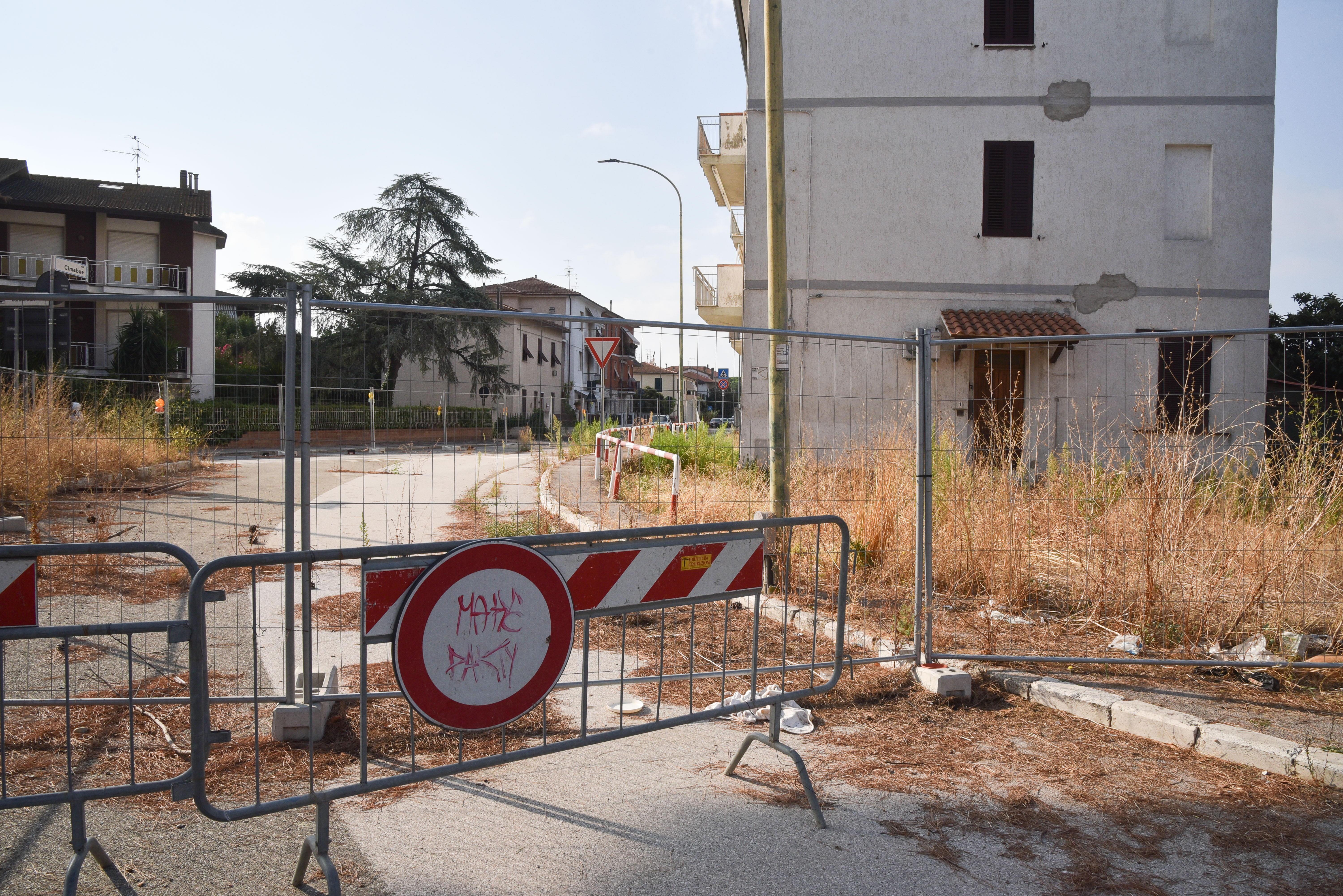 La palazzina in via Cimabue, a Grosseto: è inagibile, ma gli occupanti riescono comunque a entrare (Foto AgenziaBF)