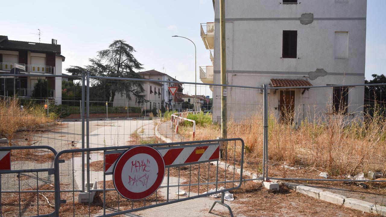 La palazzina in via Cimabue, a Grosseto: è inagibile, ma gli occupanti riescono comunque a entrare (Foto AgenziaBF)