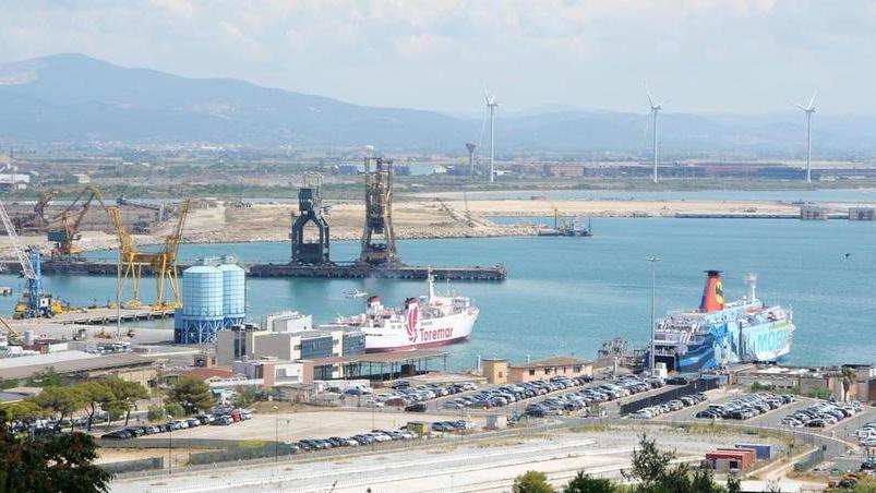 Un’immagine dall’alto del porto di Piombino