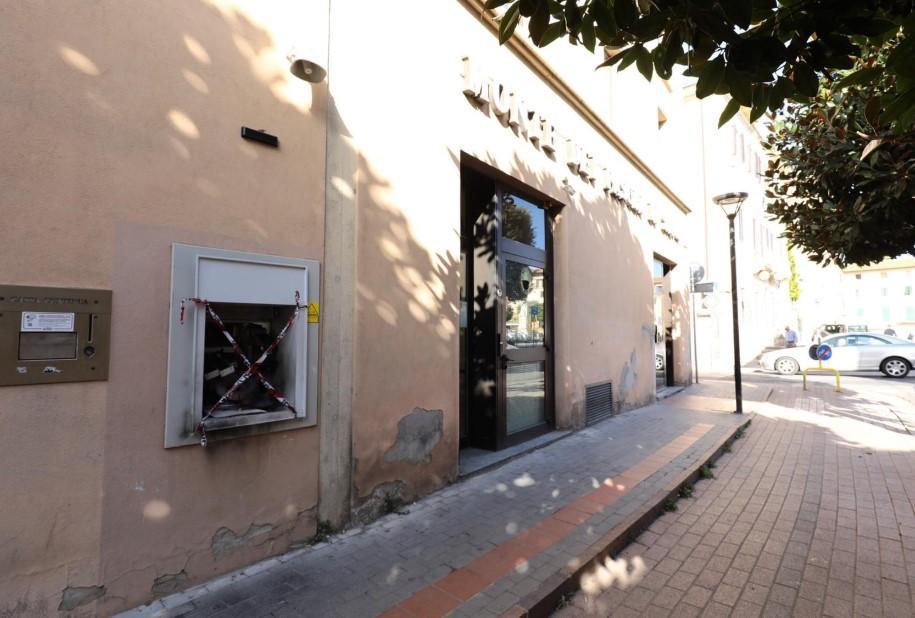 Fanno saltare un bancomat in centro